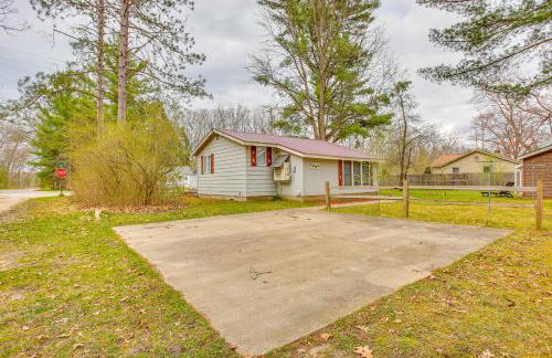 Cozy Wellston Cabin - Walk to Crystal Lake! - Foto 24