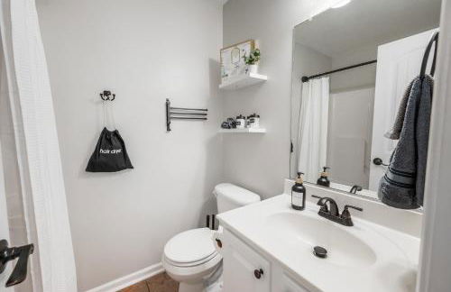 Luxury 3BR3BA TWO KING BEDS Fast WiFi, Free Parking, 5mins-Liberty University & Airport LYH great for Families, Business Travel or Weddings guest - Foto 18