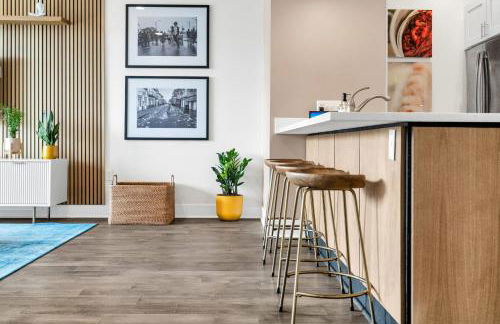 Bywater 2BR w Pool, Gym & King Beds - Foto 9