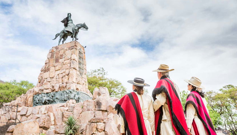 Admire the Güemes monument