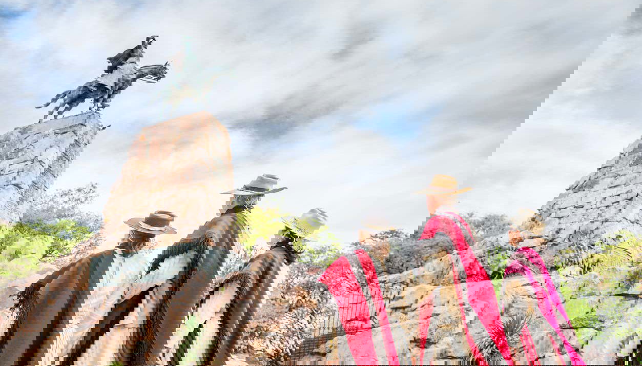 Contemplez le monument de Güemes