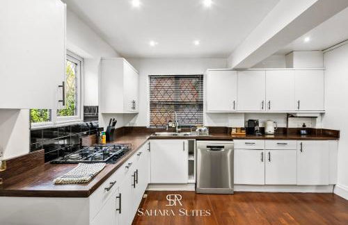 Spacious 6BR - City Hub & Parking - Sleeps 13 - Photo 18