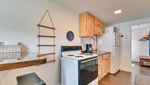 Lake George Waterfront Cabin with On-Site Marina! - Foto 5