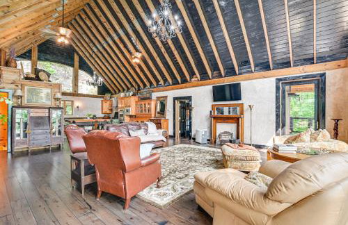 Upscale Getaway on Smith Lake with Boat Dock - Foto 4