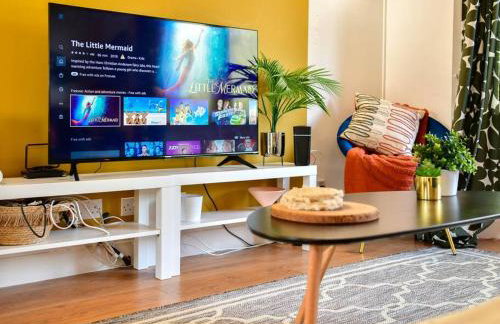 Stylish 3 Bed Home with Parking! - Photo 45