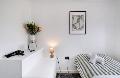 Elegant 5 Bed Home with Garden & Parking - Slough - Foto 16