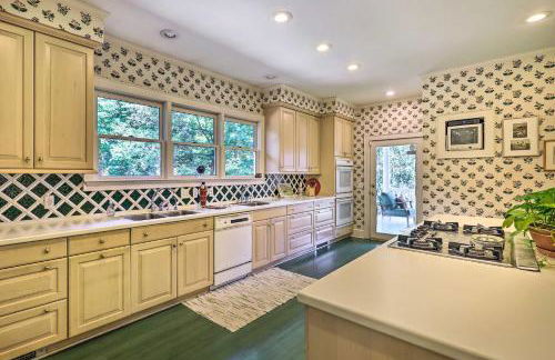 Lush Elkin Home with Porch Views and Pool Table - Foto 14