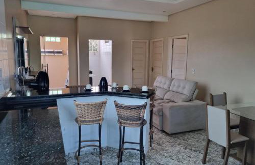 Casa espaçosa, Mobiliada e bem localizada - Foto 28