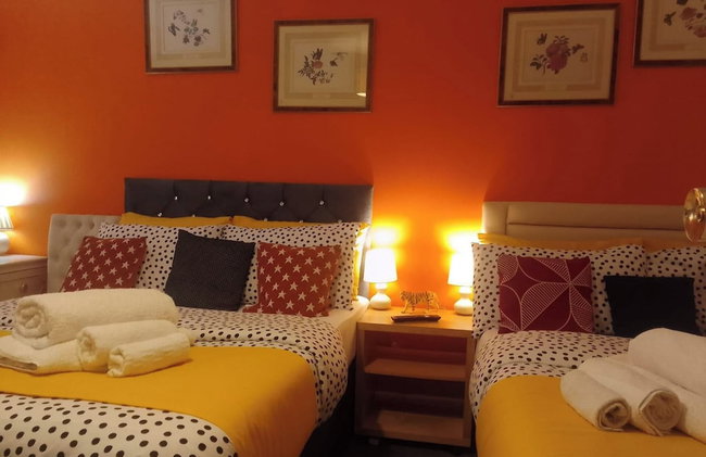 Bright 4 Bedroom Home in Walsall, Free Parking and for EVs - Foto 8