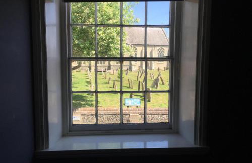 Stylish Historic Apartment - Sleeps 3 & Parking - Photo 7