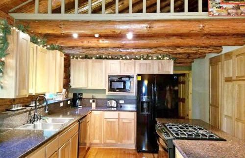 Charming Log Cabin Getaway with Private Hot Tub near Decatur, Illinois - Foto 21