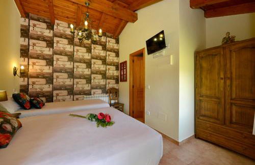 Piscina climatizada y cubierta 365 dias en Casa Rural con Encanto El Puentuco una de las casas mas valoradas de Cantabria - Foto 27