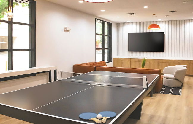 Modern Condo With Pool, Gym, Workspaces & BBQ - Foto 33