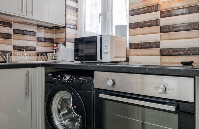 Remarkable 1-bed Studio in Dagenham - Photo 7