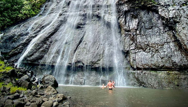 Un bagno rinfrescante nella cascata