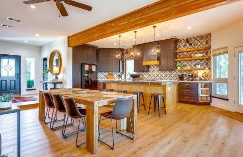 Modern Fischer House with Deck, Fire Pit and Hot Tub! - Foto 8