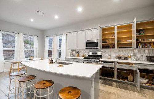 Luxe Modern 4B House with Office 20 min to DT - Foto 16