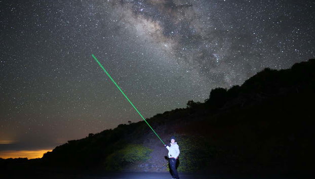 Puntatore laser per identificare le costellazioni
