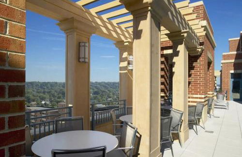 Upscale Comfort Next to Metro and Dining - Foto 29