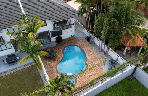 April Sale! 4 BR - Private Pool, Grill, Soaking Tub, Near Coral Gables & MIA Airport - Photo 33