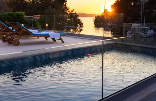 VILLA PHILIPPA - luxurious five-room villa - idyllic location - first row to the sea - spectacular view of the sea bay - unforgettable sunsets - 15 minutes from Supetar ferry port - free parking - private heated pool - Foto 10