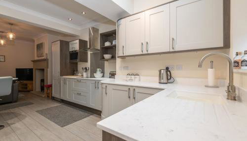 Sleeps 6 4 bedrooms 2 minute walk to the Square Hosted Happy Valley Cast - Foto 4, stove, dishwasher, minibar