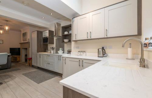 Sleeps 6 4 bedrooms 2 minute walk to the Square Hosted Happy Valley Cast - Photo 4