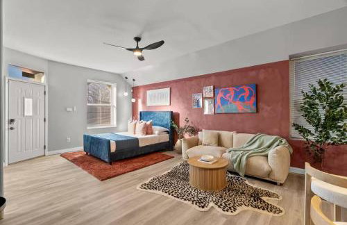 Stylish 2BR Dual-Kitchen Retreat Near Forest Park - Photo 22