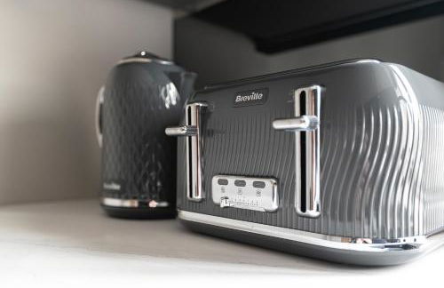 Skyvillion - COZY LARGE 4 & 1 Bed Apartments in London Enfield, Mins to Tube Station, Free Wi-Fi - Foto 18