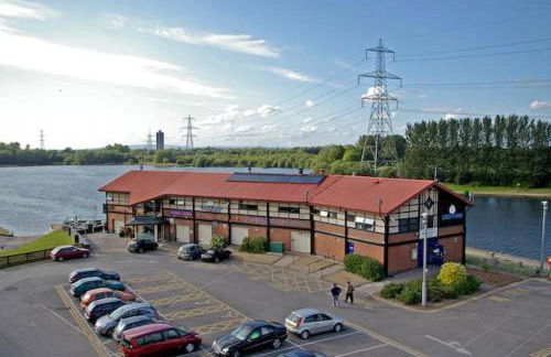 Luxury 2 Bed Apartment, Sleeps 6 with Sofa bed, Close to Sale Town & Tram Station - Photo 18