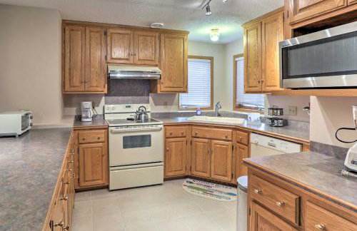 Eagan Home with Porch - 5 Mi to Mall of America! - Foto 24