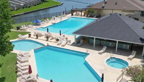 Conroe Lakefront Cottage - Photo 2