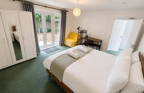 2 Bedroom-House-Sleeps 5 In Front Horley Station -Near Gatwick Airport - Foto 6