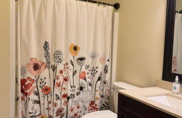 Woodlawn Lakeside Retreat - 2 BR Waterfront Cabin - Foto 12