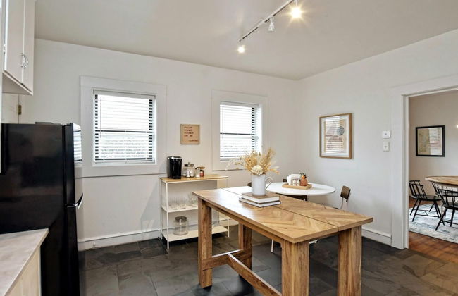 Newly Updated Cozy 1927 Uptown Tudor 4 min to Magnolia - Foto 32