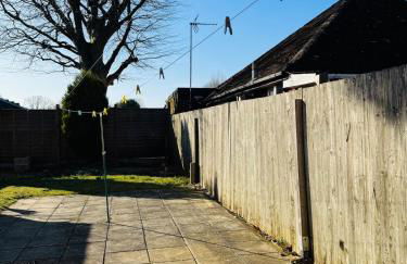 Modern 4BR House with Parking, 8 Mins to Gatwick Airport - Foto 25