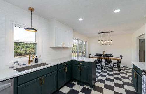 NEW Dragster Dream House - Game Room - Walk to the Speedway - Foto 6