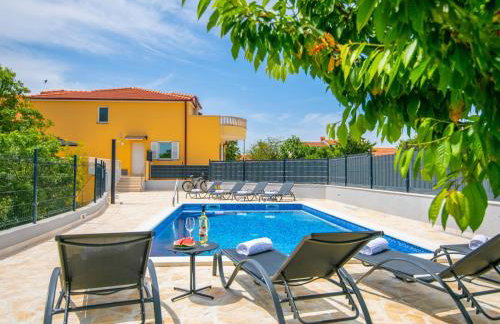 Holiday Home Villa Mile mit beheiztem Pool- Grill und Terrasse by Interhome - Foto 2