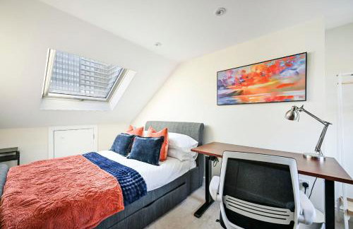 Modern 2BR Apartment for Contractors, Balcony & Fast Wi-Fi, W6 - Foto 43