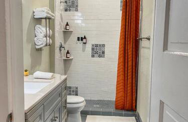 The Eastsider near Frost Bank Center Alamodome Convention Center and more - Foto 30