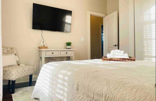 Luxury Heated Pool Home, Hot tub, King bed suite - Foto 35