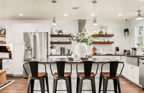 Lux 5BR gem with Heated Pool, SPA, and Outdoor Movie Theater - Foto 10