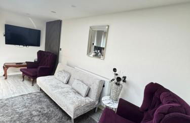 CozyNest 2BR Modern Property with Parking - Foto 27