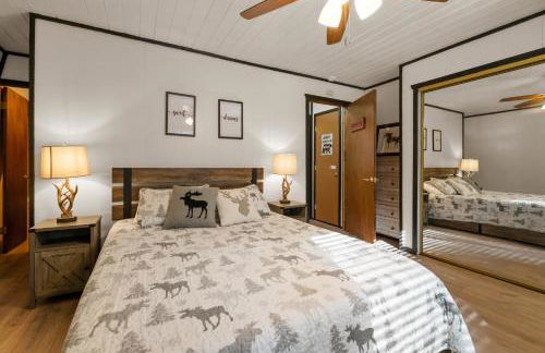 Entire Cabin, Walk to Ski Slopes, Hot Tub, Pet Friendly, Fast WiFi, 2 Parking, 2 Fireplace, Wash & Dryer, Fenced, Fire Pit, BBQ, Hike, Golf, Zoo - Foto 11