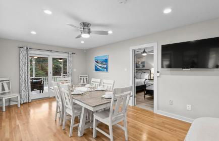 Lakefront Home w Pool, Dock, Fire Pit & Game Room Sip, Sip Away by Avantstay - Foto 64