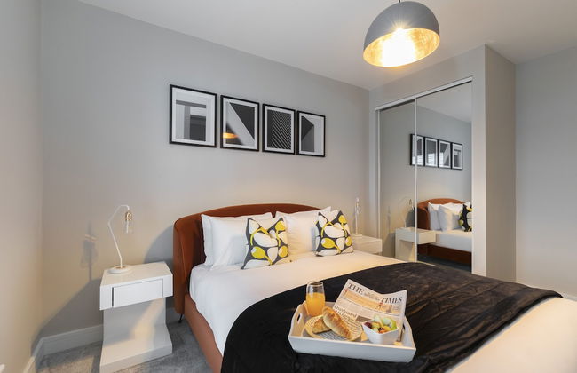 Elliot Oliver - Chic 2 Bedroom Town Centre Apartment - Photo 3