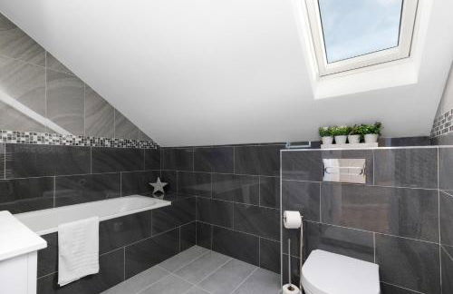 Modern 4 Bedroom House With Parking in Farnham Royal, Slough By 360stays - Foto 35