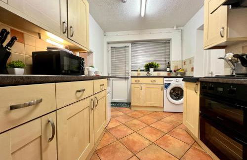 J&J stays 5 bedroom detached house in Peterborough with parking - Photo 44