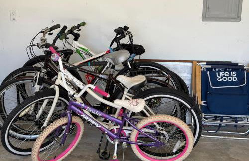 Walk to waves Beautiful 3-Bedroom with pool steps from beach - Foto 25