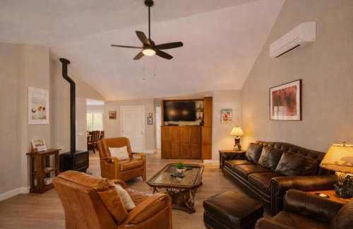 Spacious retreat 4BR AC, SHARC, Hot Tub, Games, Grill, Pets, Fireplace - Foto 36